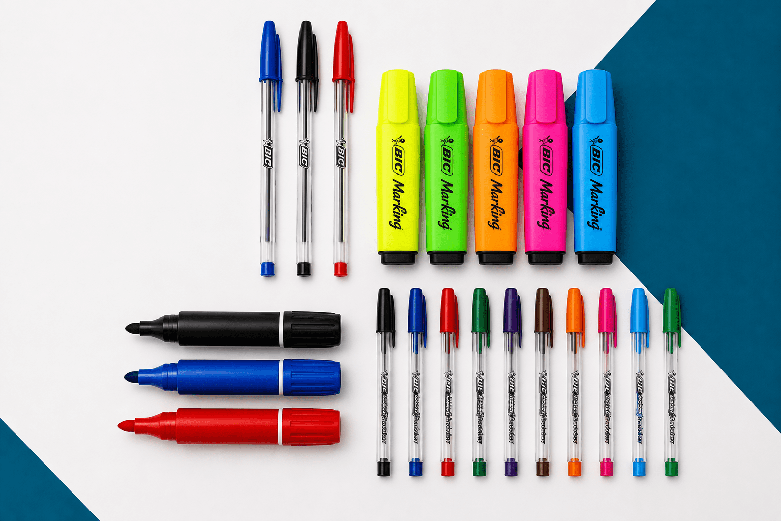 Canetas e marcadores coloridos organizados sobre fundo branco minimalista, incluindo canetas esferográficas, marca-textos vibrantes, pincéis atômicos e canetas retroprojetor para papelaria e escritório.