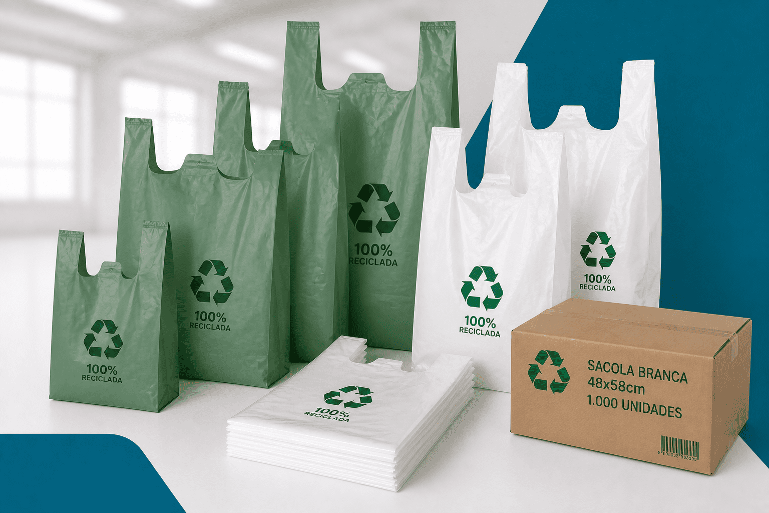 Sacolas plásticas recicláveis verdes e brancas em diferentes tamanhos utilizadas para transporte e entrega de produtos