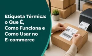 Etiqueta térmica sendo impressa e aplicada em embalagem para envio de pedidos no e-commerce.