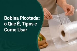 Bobina picotada de sacos plásticos transparentes sendo destacada para uso em embalagens.